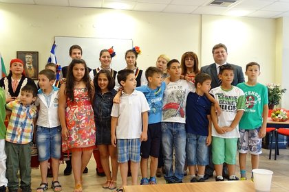 Краят на учебната година в Българското неделно училище „Васил Левски” бе отбелязан с церемония по връчване на дипломи